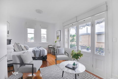 Designer Styled Studio In Central Trendy Glebe - Accommodation Brisbane 1