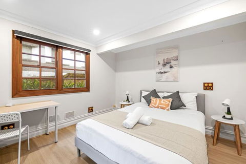 Detached Queen Room - Nearby Transport & Stores - Shared Bathroom - Accommodation Brisbane 1