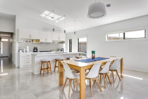 Diamond Bay Beach House: Brand New - Accommodation Brisbane 2