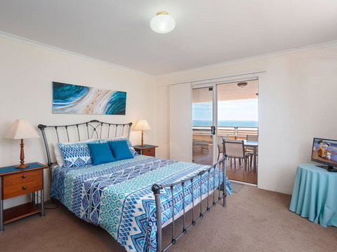 3 'The Clippers' 131 Soldiers Point Road - Fabulous Waterfront Unit - Accommodation Brisbane 2