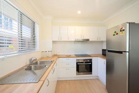 3 Bedroom Apartment Minutes From Main Beach - Accommodation Brisbane 2