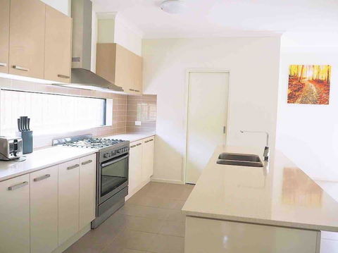 4 Bed 2 And A Half Bath Luxury Villa In Point Cook - Accommodation Brisbane 2