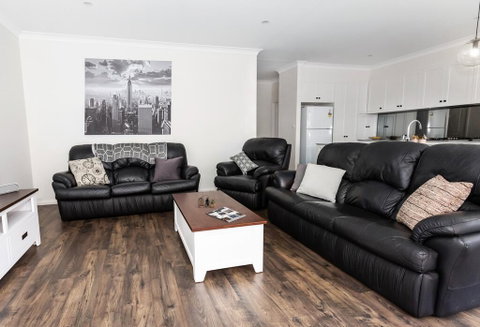 4 Bedroom Inner City Townhouse - SLEEPS 9 !! - Accommodation Brisbane 0