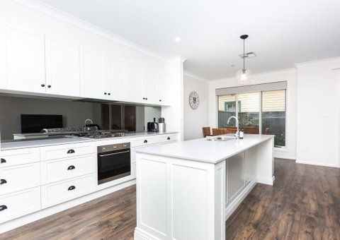 4 Bedroom Inner City Townhouse - SLEEPS 9 !! - Accommodation Brisbane 1