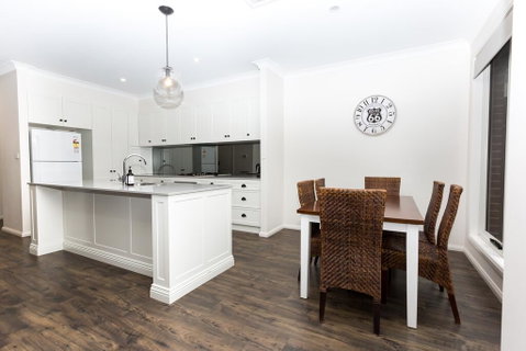 4 Bedroom Inner City Townhouse - SLEEPS 9 !! - Accommodation Brisbane 3