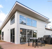 4 king or 8 single beds WiFi Netflix pet friendly - Accommodation Brisbane