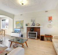 4 MONTROSE AVE - retro home in the heart of town - Accommodation Brisbane