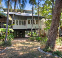 6 Satinwood Drive - Rainbow Shores Stylish Beach House Free WiFi