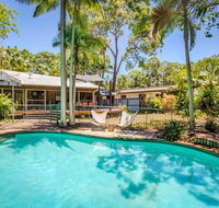 8 Satinwood Drive - Rainbow Shores Architecturally Designed Pool Walk to Beach