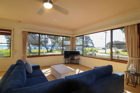 A Reflection On The Lake - Accommodation Brisbane 3
