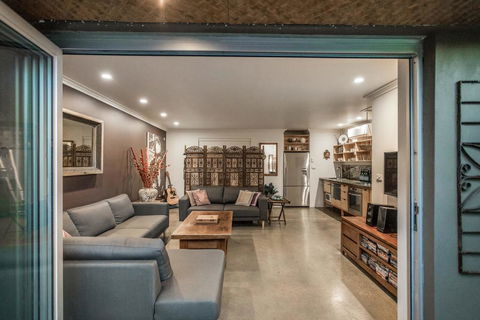 A SWEET ESCAPE - Brandon St Beach & Spa - Accommodation Brisbane 2