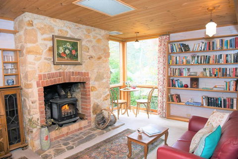 Adelaide Hills 'Camellia Cottage' - WiFi - Accommodation Brisbane 0