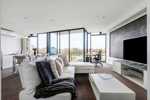 Digital Nomad Dreaming Across From Albert Park - Accommodation Brisbane 0