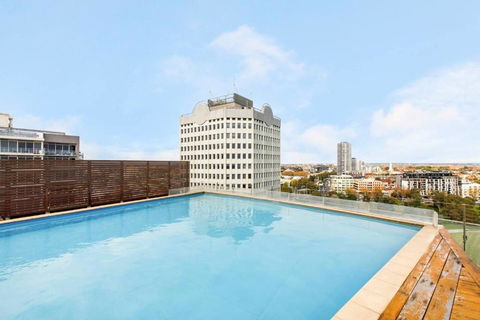 Digital Nomad Dreaming Across From Albert Park - Accommodation Brisbane 1