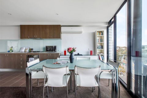 Digital Nomad Dreaming Across From Albert Park - Accommodation Brisbane 2