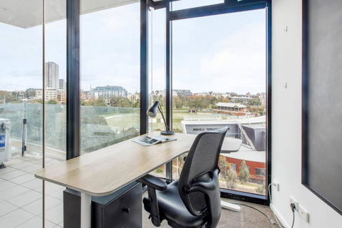 Digital Nomad Dreaming Across From Albert Park - Accommodation Brisbane 3