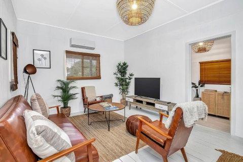Driftwood Beach House - A Cosy Coastal Cottage - Accommodation Brisbane 0
