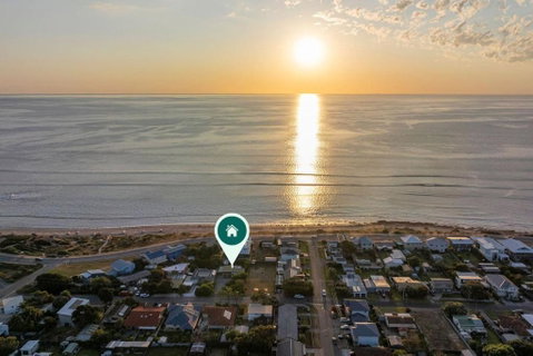 Driftwood Beach House - A Cosy Coastal Cottage - Accommodation Brisbane 1