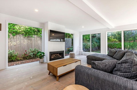 East Beach Retreat - Accommodation Brisbane 0