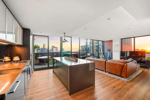 Eiffel Tower - Amazing 28th Floor Apt W Parking - Accommodation Brisbane 4