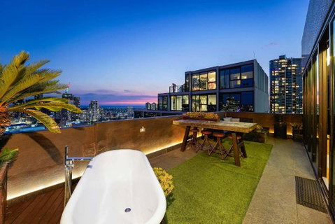 Eiffel Tower - Amazing 28th Floor Apt W Parking - Accommodation Brisbane 3