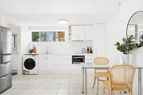 Elegant 1-Bed With Patio Overlooking Nature - Accommodation Brisbane 3