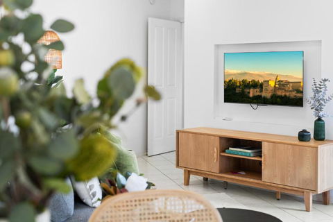 Elegant 1-Bed With Patio Overlooking Nature - Accommodation Brisbane 0