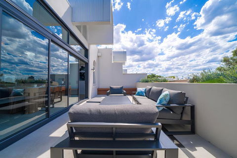 Elegant 3BR Apt -Bondi Junction & Stunning Skyline - Accommodation Brisbane 0