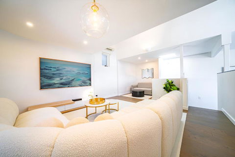 Elegant 3BR Apt -Bondi Junction & Stunning Skyline - Accommodation Brisbane 1