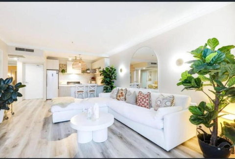 Elegant Oceanview Stay - Accommodation Brisbane 4