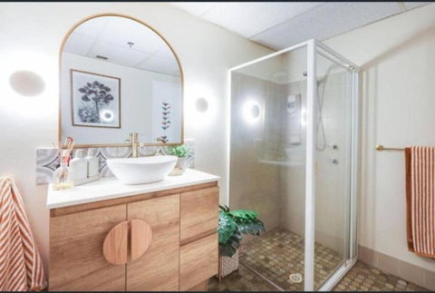 Elegant Oceanview Stay - Accommodation Brisbane 2