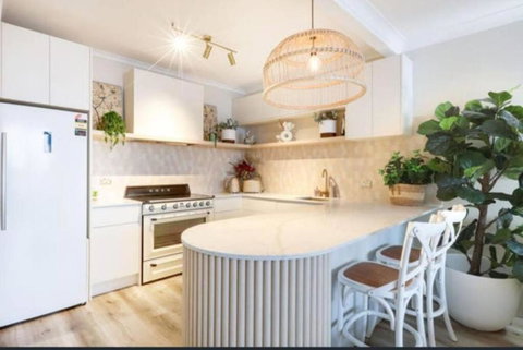 Elegant Oceanview Stay - Accommodation Brisbane 1