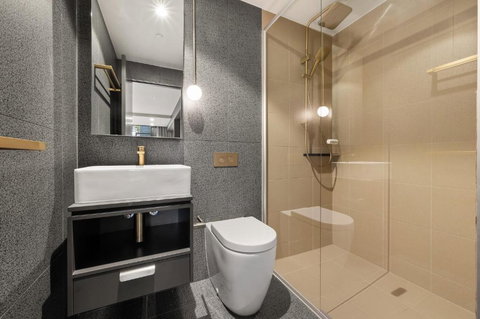 Elegant Studio With Parking - Accommodation Brisbane 2