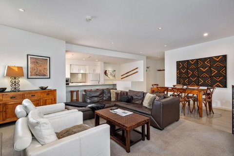 Elevation 2 Bedroom Plus Study With Gas Fire And Spectacular Views - Accommodation Brisbane 1