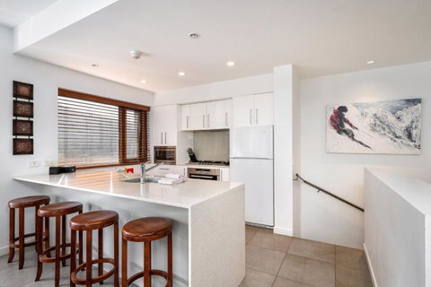 Elevation 2 Bedroom Plus Study With Gas Fire And Spectacular Views - Accommodation Brisbane 3