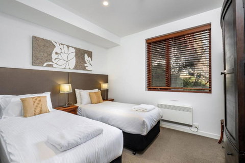 Elevation 2 Bedroom Plus Study With Gas Fire And Spectacular Views - Accommodation Brisbane 4