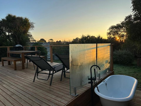 Enjoy A Renovated Retreat With Outdoor Bath - Accommodation Brisbane 0