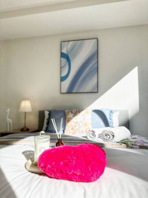 FC104 -1 BATH 2 BR Modern Oasis With, Pool & Gym - Accommodation Brisbane 0