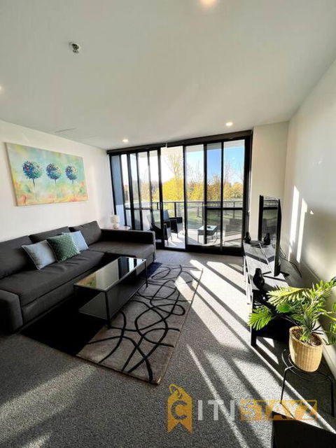 Fab In Phillip - 2bd 2bth Apt - Close To CBR Hospital - Accommodation Brisbane 2