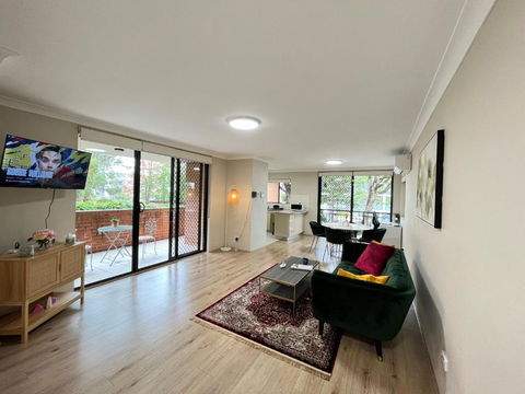 Fabulous 2 Bedroom Apartment, Secured Free Parking - Accommodation Brisbane 0