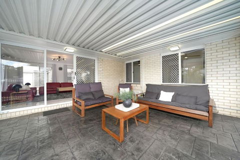Family Escape Serene Oasis With Pool And AC - Accommodation Brisbane 3