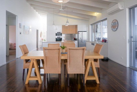 Feel The Magic Of Moffat Steps To The Beach - Accommodation Brisbane 4