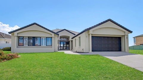 FLOATING ON THE CANALS - 80 COMMODORE CRES - Accommodation Brisbane 0