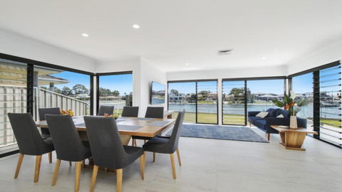 FLOATING ON THE CANALS - 80 COMMODORE CRES - Accommodation Brisbane 1