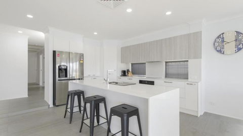 FLOATING ON THE CANALS - 80 COMMODORE CRES - Accommodation Brisbane 3