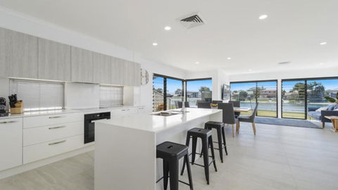 FLOATING ON THE CANALS - 80 COMMODORE CRES - Accommodation Brisbane 4