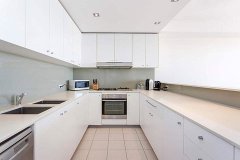 Gallery On High - Large Space With Balcony - Accommodation Brisbane 4