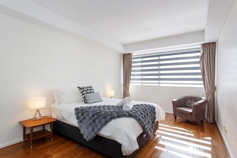 Gallery On High - Large Space With Balcony - Accommodation Brisbane 1