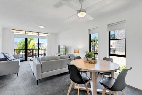 HACIENDA- CANAL VIEWS AND COMFORT - Accommodation Brisbane 1