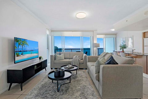 HIGH FLOOR GUARANTEE - 3 Bedroom Plus Study Apartments At Chevron Renaissance - Self Contained & Privately Managed - Wow Stay - Accommodation Brisbane 2